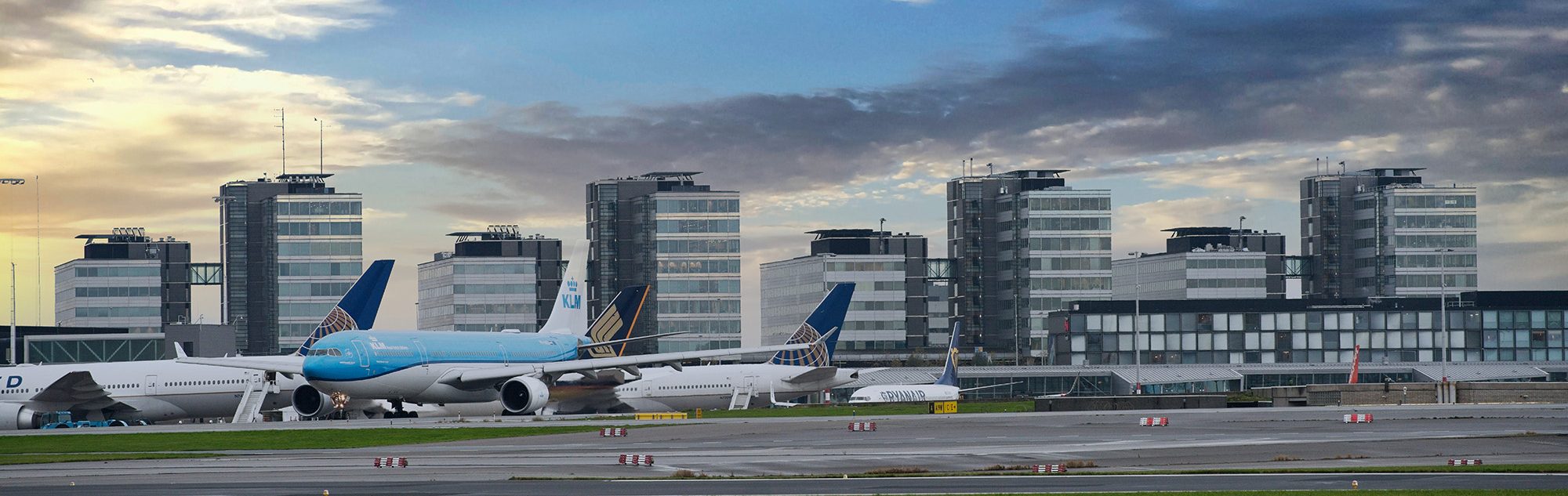 wtc schiphol met vliegtuigen ervoor.